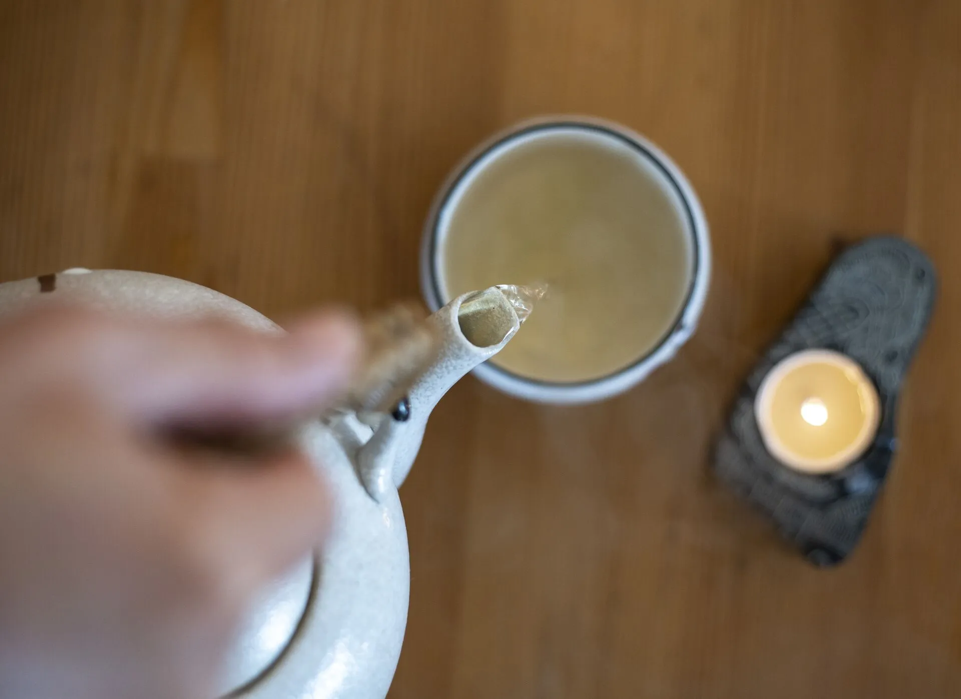 Heet water inschenken in een sfeervolle omgeving