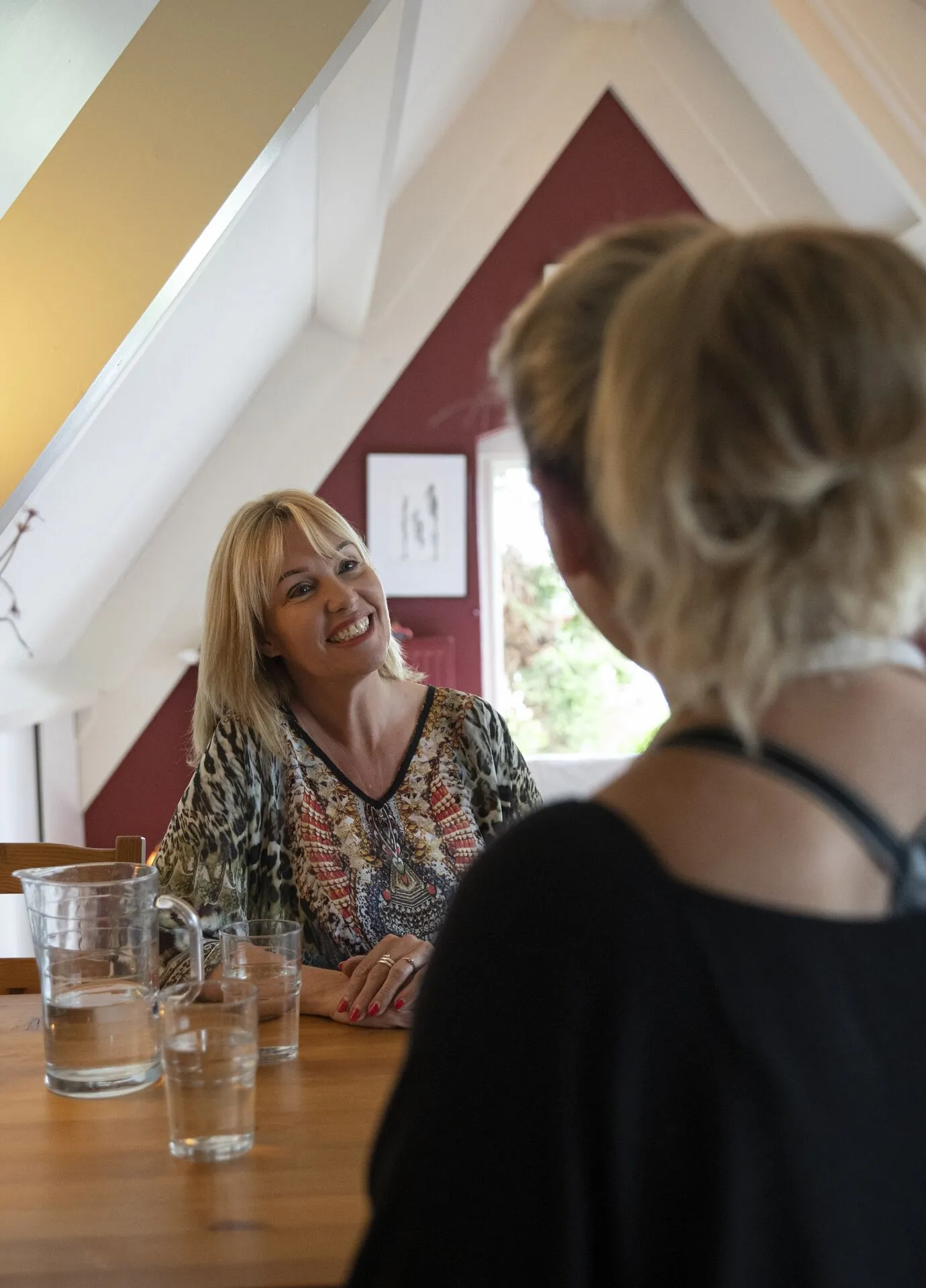 Sandra in gesprek met een jonge cliënte