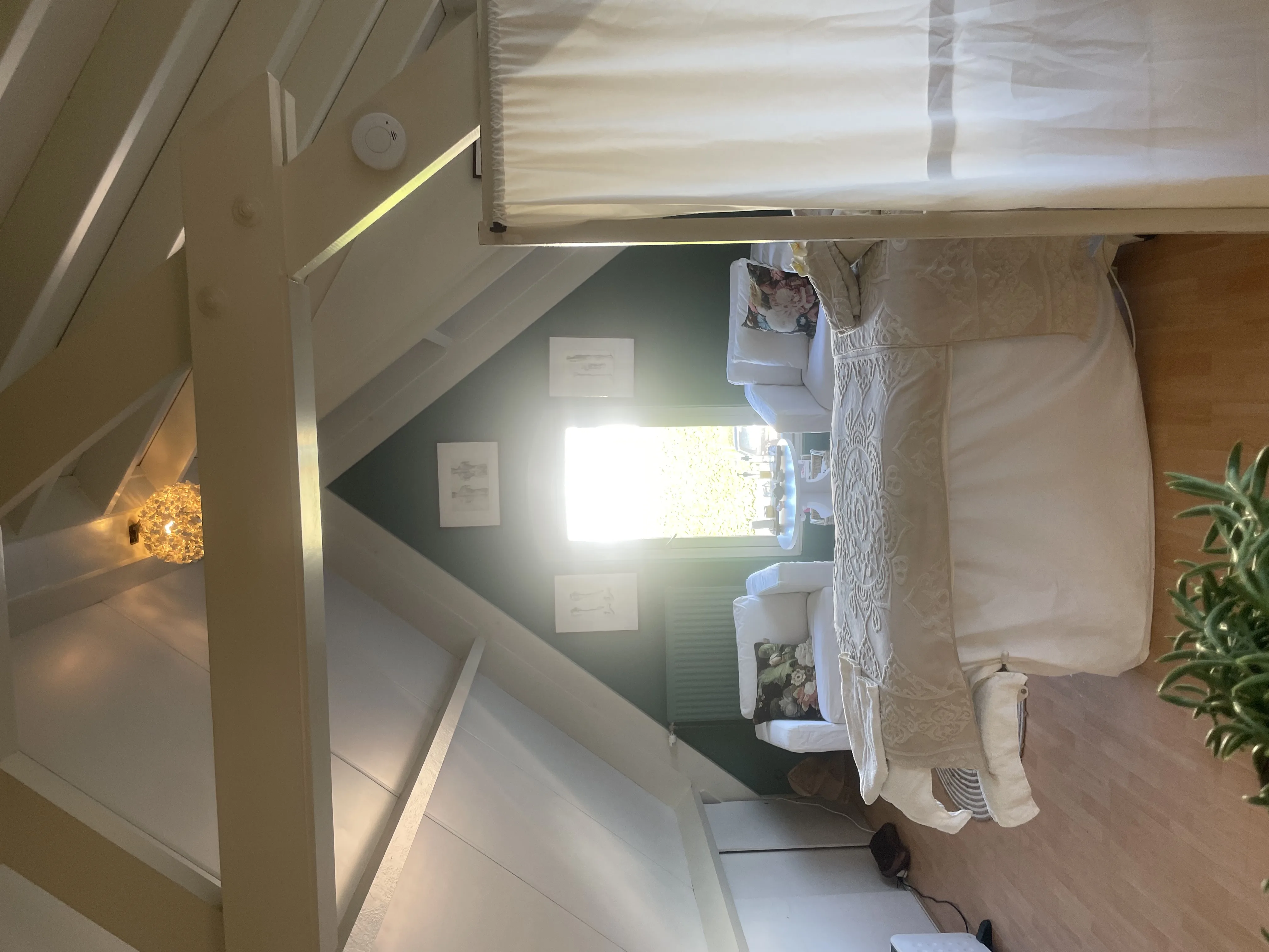 De massagekamer met Boeddhabeeld en sfeervolle inrichting